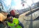Motocyklista wygrywa zderzenie z ciężarówką