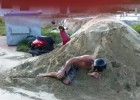 Nieudany skok na skuterze - faceplant w piach