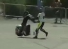 Pechowy dzie zawodnika podczas wycigu skuterw
