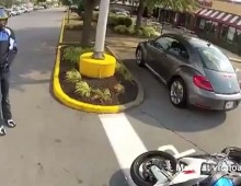 Kobieta demoluje motocykle na parkingu