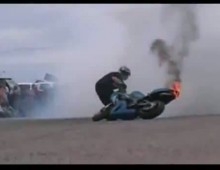 Motocykl staje w plomieniach - ognisty stunt