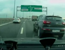 Motocyklista rozbija sie na rosyjskiej autostradzie