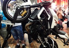 wheeliehoolix stunt motocykl triumph 4 wystawa motocykli 2012