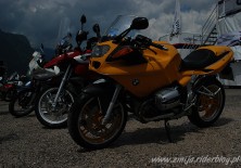 Motocykle BMW w deszczu