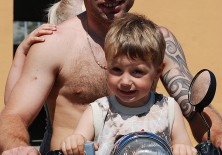 Marcin W odarczak z dzieciakami