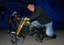 Marek Szkopek Jazda na kolanie rozbity motocykl