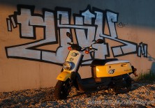 Yamaha Giggle zolto biale malowanie