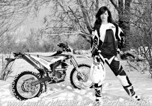 Motocykle i dziewczyny zima