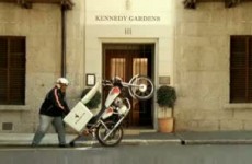 Dostawca jedzenia Nandos na gumie