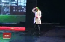 Dostawca robi pizze w trakcie dostawy