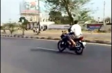 4-latka kierujaca motocyklem w ruchu ulicznym