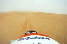 Abu Dhabi Desert Challenge - kamera na kasku po pustyni
