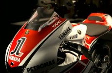 Bialo-czerwone owiewki Yamahy M1 w MotoGP - WGP 50th Anniversary Edition