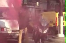 Dym z motocykla - flara na kasku