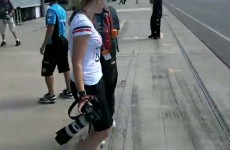 Dziewczyna testuje motocykl MotoGP