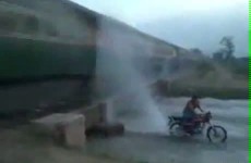 Jak z pomoca motocykla umyc jadacy pociag