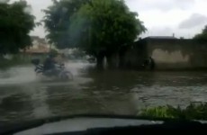 Jazda motocyklem w czasie powodzi