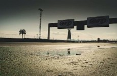 Jeremy McWilliams ujezdza torowa wersje KTM Duke 690