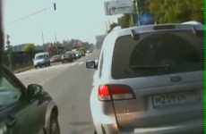 Kierowca SUVa zmieniajac pas taranuje motocykliste