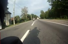 Kierowca auta zajezdza droge motocykliscie