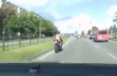 Laska bez ubrania na dwoch kolach