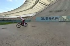 Mistrz supermoto jezdzi trialowka po dachu stadionu