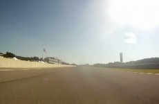 Motocykl wylatuje w powietrze na torze