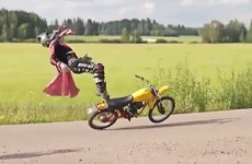 Parodia freestylowej jazdy na motocyklu