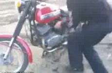 Skok na motocyklu z rampy wlasnej roboty