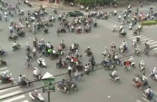 Skrzyzowanie w Hanoi zatloczone motocyklami