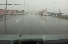 Wypadek kierowcy jednosladu na rosyjskiej drodze