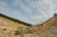 YAMAHA YZ250F spada ze skaly