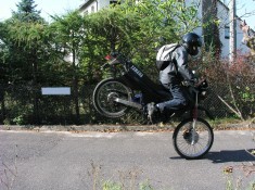 stoppie yamaha dt