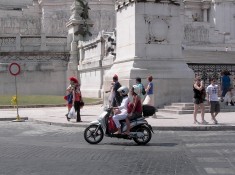 dwie laski na skuterze rzym