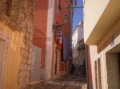 Lizbona - w ska uliczka