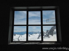 Okno z widokiem na gory