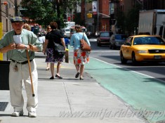 Starszy czlowiek spacerujacy ulicami Nowego Jorku