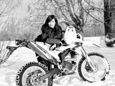 1 Zmijka z motocyklem w sniegu