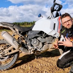 Ducati Desert X. Najlepszy motocykl na polskie warunki. Szosa teren prywatny. Droga jest przez rzekę