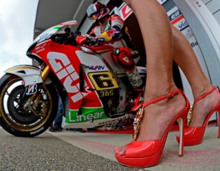 Bradl w boksie Sachsenring 2013 z