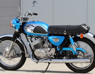 Kawasaki A7 Avenge lewy bok z