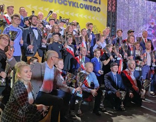 Zakonczenie sezonu sportu motocyklowego 2021 wspolne zdjecie z