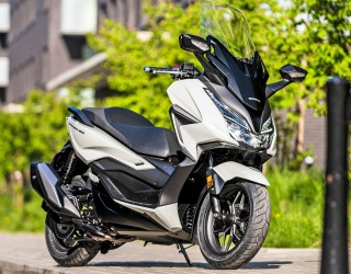 Honda Forza 350 zaparkowana z