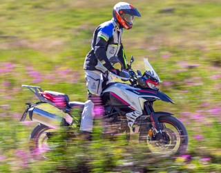 Benelli TRK 702X jazda na stojaco z