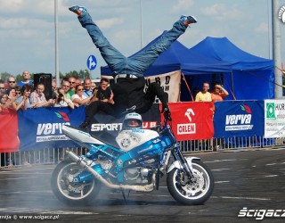 Bowers Lee palenie gumy na glowie