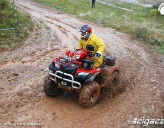 Suzuki King Quad na blotnistym zkrecie