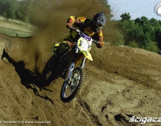 zawodnik suzuki w bandzie