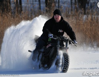 Beku drifty motocyklem w sniegu