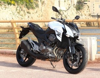 Kawasaki Z800 przy murach z