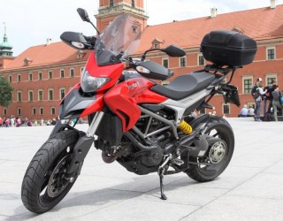 na placu zamkowym Ducati Hyperstrada z